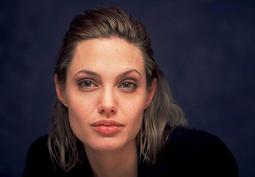  Autors: Fosilija Angelina Jolie 11