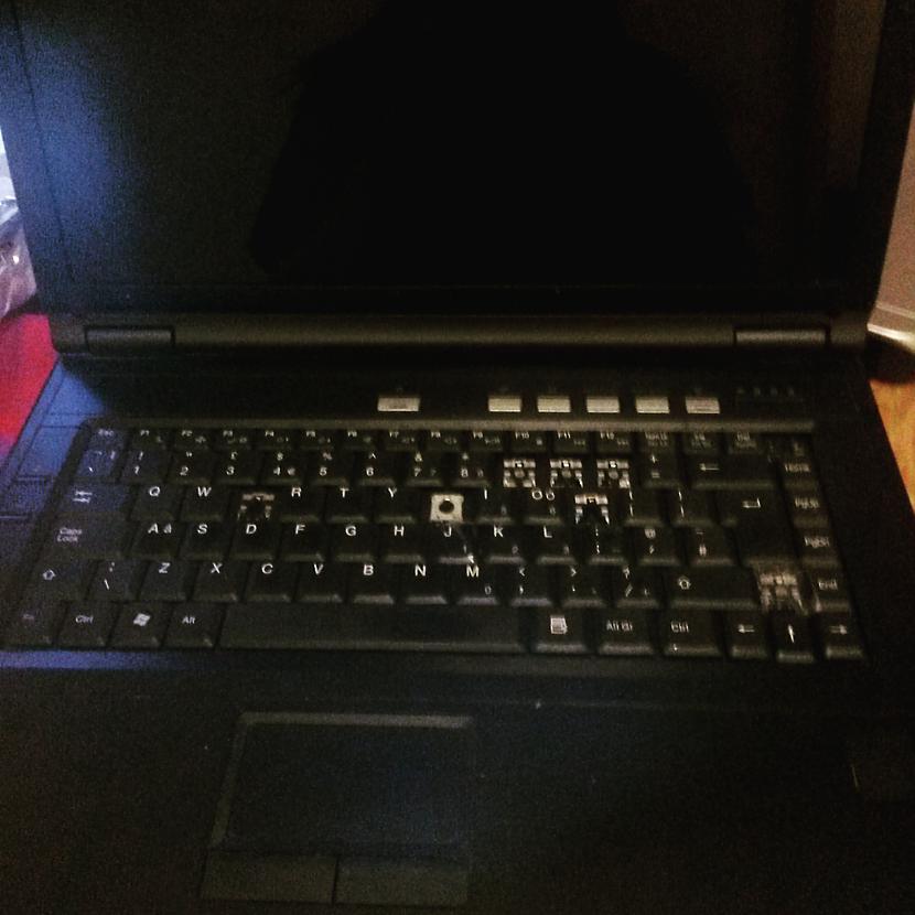 Nu lūk klaviatūra kas... Autors: Fosilija RM laptopa lodēšana, klaviatūras mainīšana un tīrīšana