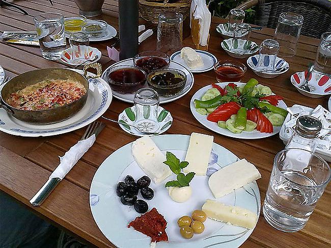 Brokastis Turcijā  dažādu... Autors: sfinksa Brokastis dažādās pasaules valstīs