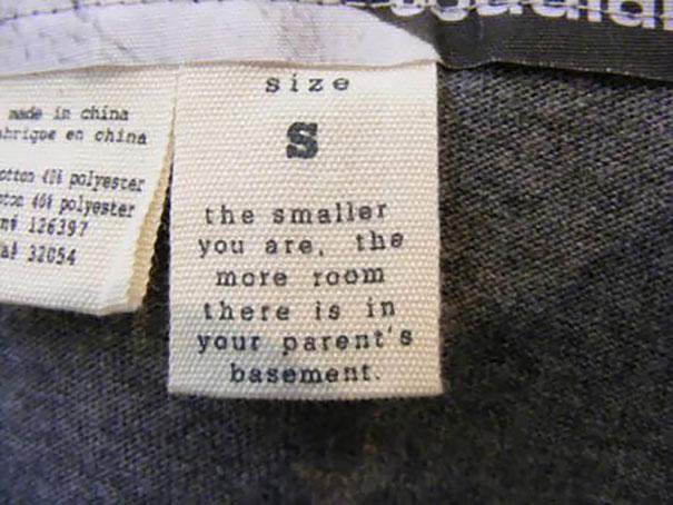 Jo mazāks Tu esi jo vairāk ir... Autors: Mao Meow Dizaineru asprātības uz drēbju birkām!