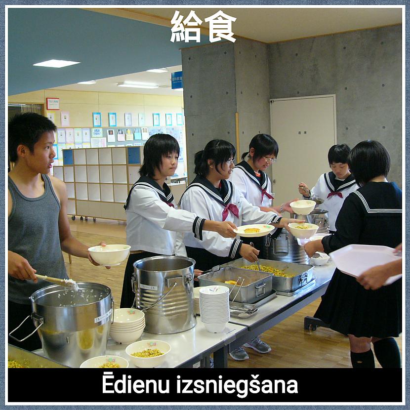 Ēdienu izniedz dežurējošie... Autors: ghost07 Ko dod ēst bērniem Japāņu skolās