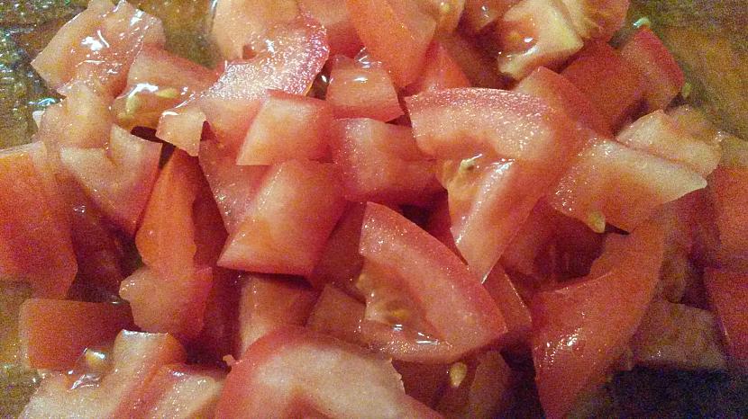 Sagriežam tomātus Autors: rukšukskrienam Ašās brokastis!!!!