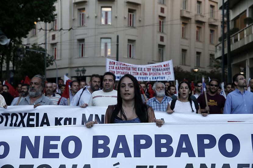 Plakāts  nepiekrītu jaunajam... Autors: sancisj Asiņains protests Grieķijā.