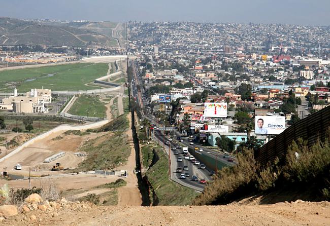 ASV  Meksikas robežanbspAbu... Autors: Sulīgais Mandarīns Pasaules dīvainākās robežas