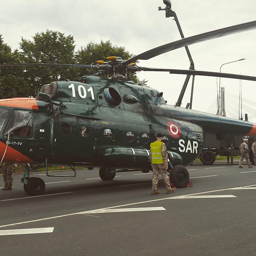 Nolaidies arī NBS helikopters Autors: ghost07 ASV gaisa un zemes militārie spēki nolaižas Rīgas centrā