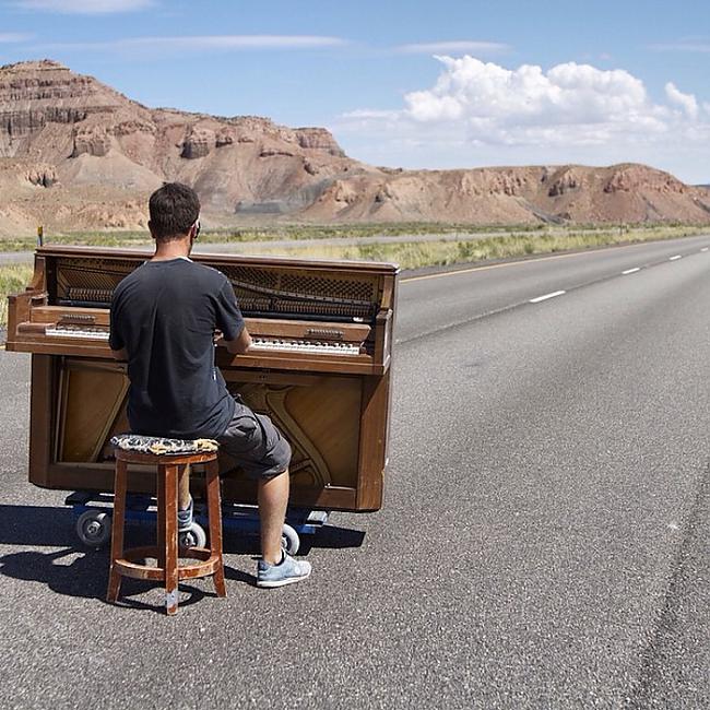  Autors: Lords Lanselots Klīstošais muzikants ar savām klavierēm dodas apkārt pasaulei!!!