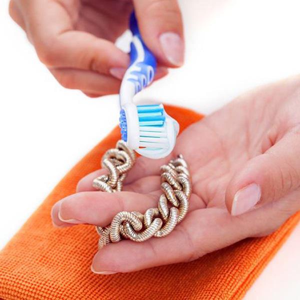 Nosūbējis sudrabs vairs nav... Autors: slida 17 veidi, kā izmantot zobu pastu