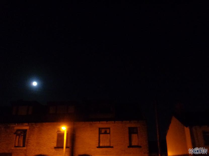 Skatamies pa labi Nekā nemanu... Autors: starmen Vai šonakt pie debesīm bija redzami 2 Mēneši??? FOTO