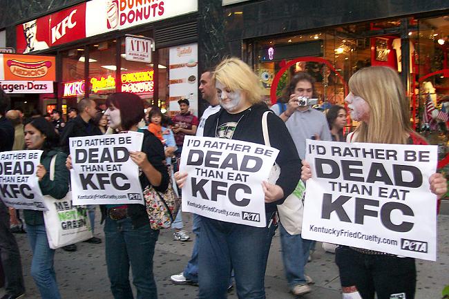 Kāmēr daudzi dievina KFCtikmēr... Autors: ghost07 KFC trakums Rīgā - cilvēki gatavi stāvēt stundām ilgi pēc ASV maltītes