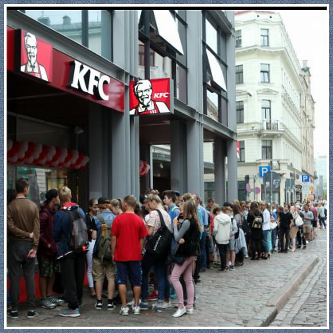 Cilvēki stāv visu dienu rindā... Autors: ghost07 KFC trakums Rīgā - cilvēki gatavi stāvēt stundām ilgi pēc ASV maltītes