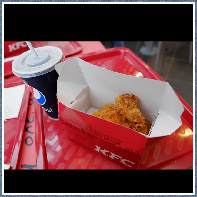 KFC eļļā vārītas vistiņas Autors: ghost07 KFC trakums Rīgā - cilvēki gatavi stāvēt stundām ilgi pēc ASV maltītes