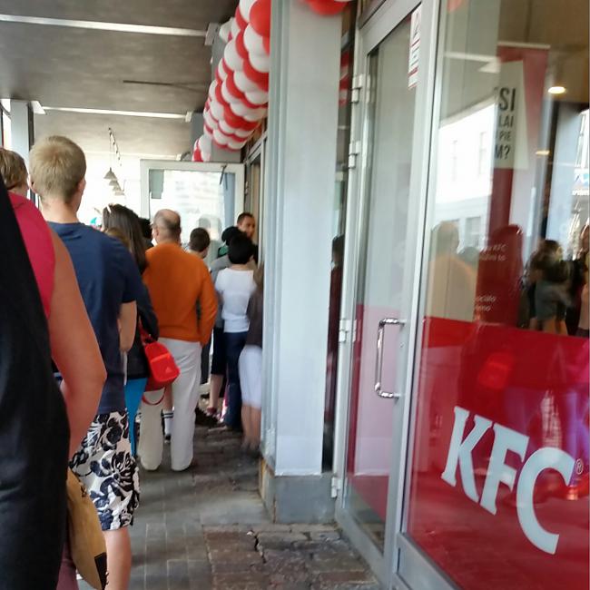 Tātad stāvam rindā uzņemot... Autors: ghost07 Šodien apmeklēju pirmo KFC ātrās ēdināšanas restorānu Rīgā - recenzija