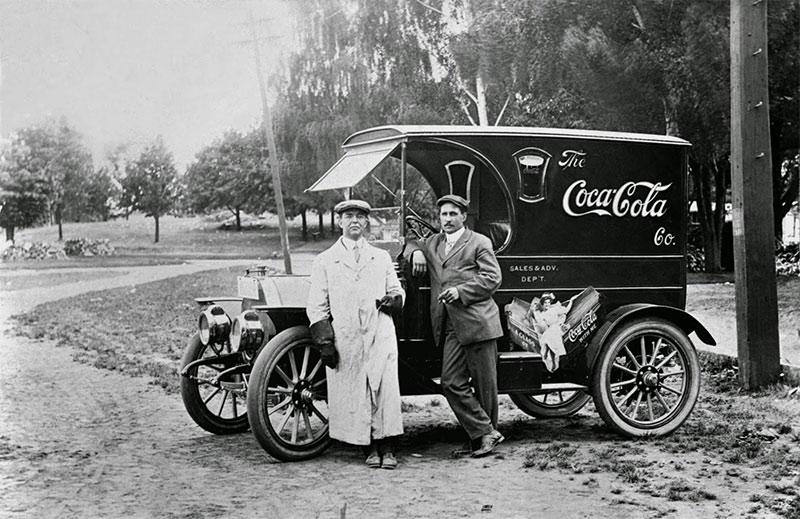 Divi vīri stāv pie CocaColas... Autors: SnYx Mazas bildes ar lielu vēsturi (4)