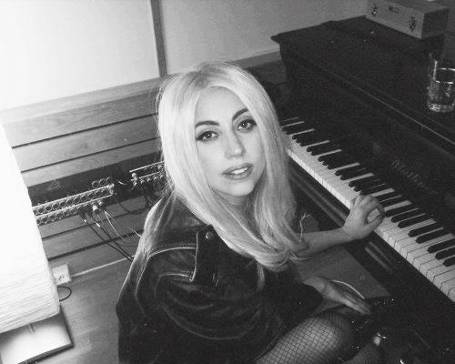 Viņas dabiskā matu krāsa ir... Autors: Sirsniņa3 Lady Gaga - dziedātāja - interesanti fakti