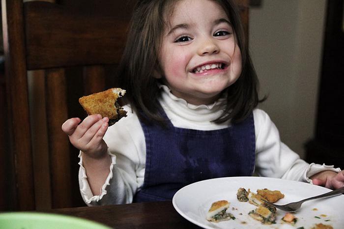 Kartupeļu maizītes pildītas ar... Autors: Lords Lanselots 5-gadīgā meitenīte ir nogaršojusi vairāk kā 650 dažādu ēdienu!!