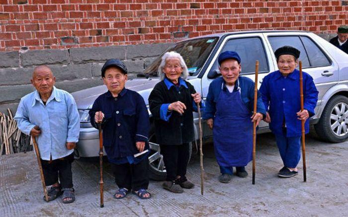 40 iedzīvotāju piedzimst par... Autors: Lords Lanselots Īss un bez žēlastības - punduru ciemats Ķīnā!
