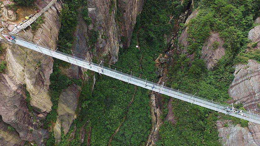 Es nezinu kā jums bet man jau... Autors: matilde Ķīnā ir atklāts pasaulē garākais tilts, kas ir veidots no stikla!