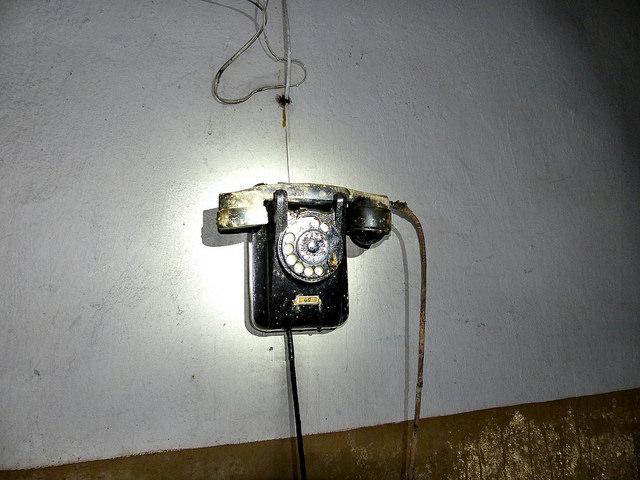 Vecs telefons ar kirilicas... Autors: Liver Pamesta apkures stacija Rīgā, Latvijā.