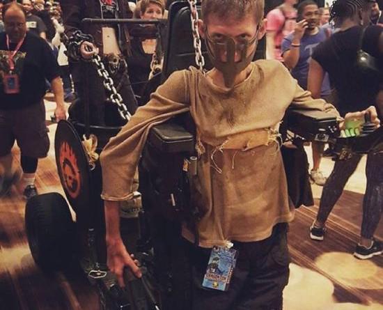  Autors: zeminem Students pārveido savu ratiņkrēslu par bagiju no filmas ”Trakais Makss'