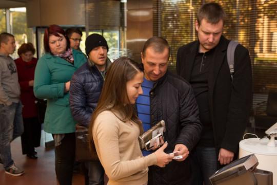 Cilvēki steidz iegādāties... Autors: ghost07 Latvijas iedzīvotāji stāv garās rindās pēc jaunā "iPhone 6s"