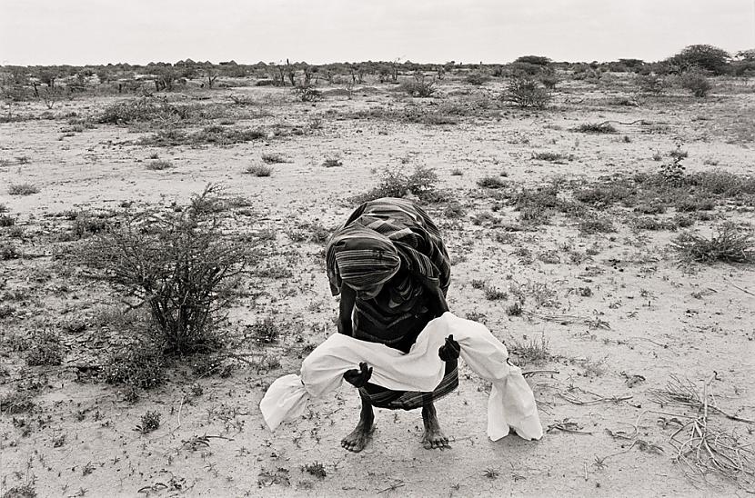 Kāda māte Somālijā nes sava no... Autors: kaķūns 23 attēli, kas ŠOKĒJA PASAULI un liks sirdij sažņaugties