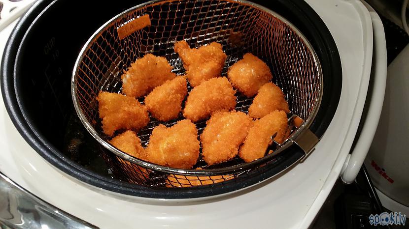 Pēc 10 minūtēm ņemam ārā un... Autors: ceipis12 Paštaisīti vistas nageti ar frī kartupeļiem "Gatavojam ar multikatlu"