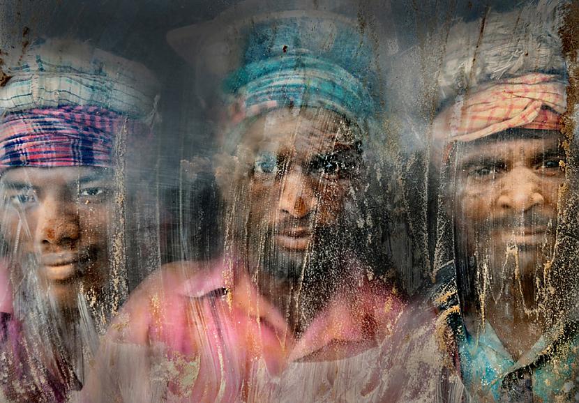 2 Strādnieki Bangladescaronā Autors: ilvuciss 25 labākās National Geographic 2015 bildes!