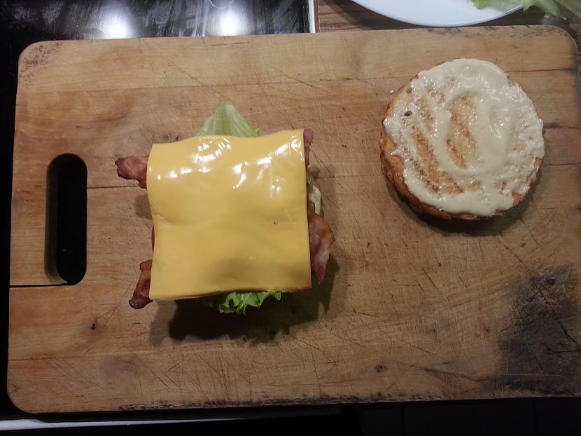 Pirmais siers Autors: minckis Burgers 'Double-triple' + mājas kartupeļi frī