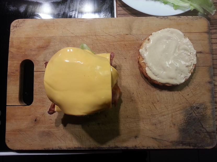 TREScaronAIS SIERS Mmmmonster... Autors: minckis Burgers 'Double-triple' + mājas kartupeļi frī