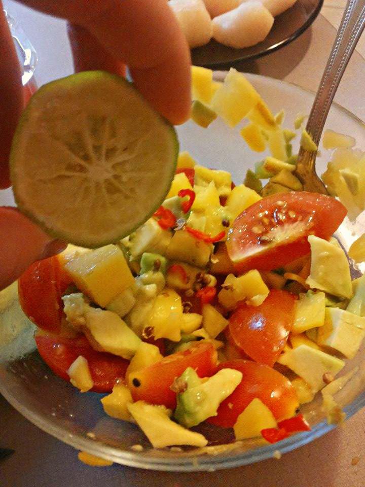 Gatavojam kaut ko līdzīgu... Autors: Lola1 Jūras ķemmītes ar mango-avokado salsu un salātiem