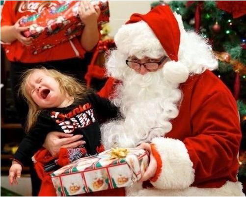Kad bērns pat nav atvēris... Autors: matilde 10 brīži, kad saprast, ka esi slikti piemērots Ziemassvētku vecīša lomai