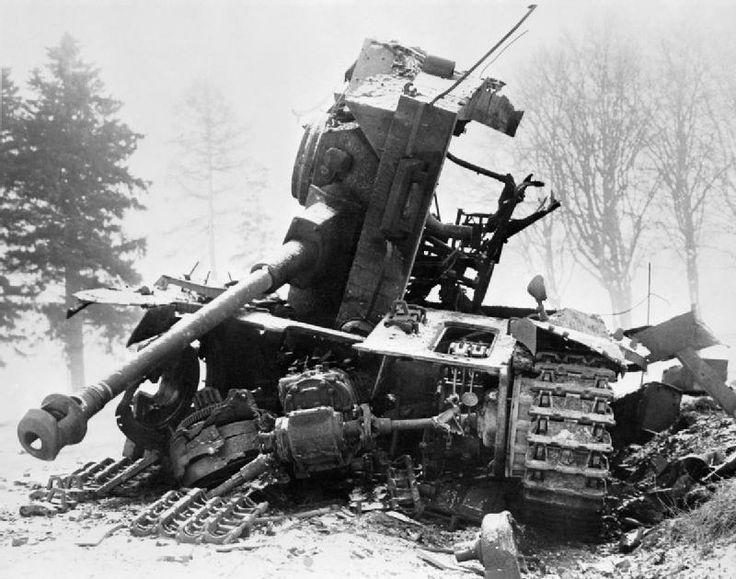 Ardēnu kaujā iznīcināts tanks... Autors: DamnRiga 30 iznīcinātu tanku vraki.