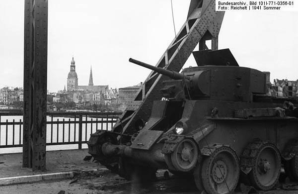 Krievu BT7 tanks kuru... Autors: DamnRiga WWII Sašauti krievu tanki