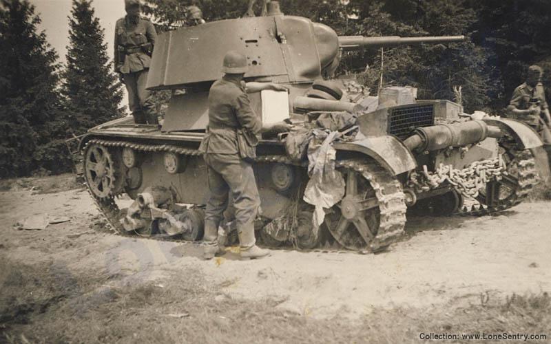 Vācu karavīri apskata... Autors: DamnRiga WWII Sašauti krievu tanki