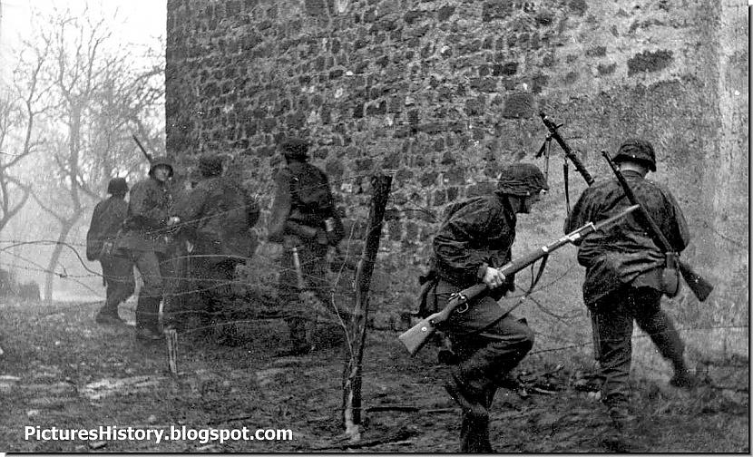 Divi Waffen SS karavīri rāpjas... Autors: DamnRiga Retas vēsturiskas fotogrāfijas. Pirmā daļa.