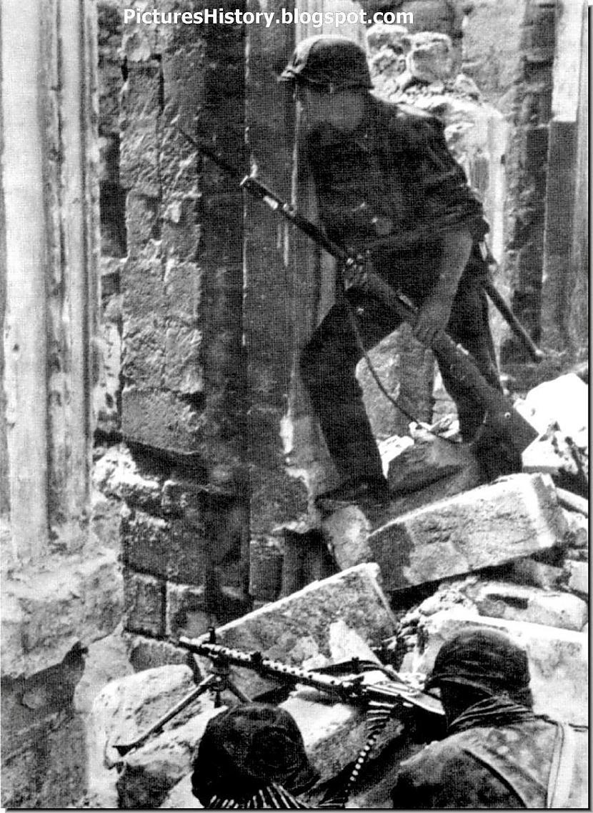 Waffen SS karavīri pozīcijā ar... Autors: DamnRiga Retas vēsturiskas fotogrāfijas. Otrā daļa.