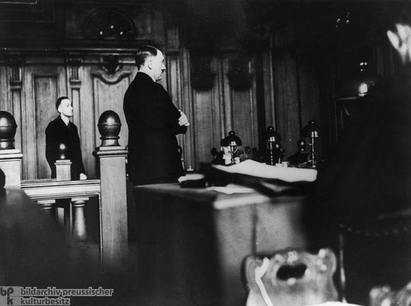 Hitlers stājās tiesas... Autors: Spriciks911 Hitlers, visapmelotākā persona cilvēces vēsturē (2.daļa)