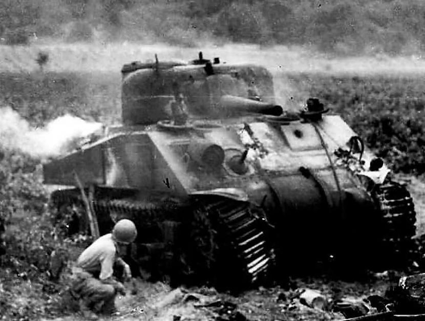 Un vēl viens daļēji iznīcināts... Autors: DamnRiga WWII Sašauti amerikāņu tanki