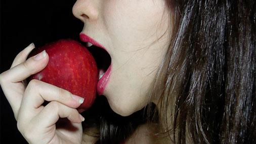 Pasaulē ir 7500 ābolu... Autors: selfishmartha Interesanti un šokējoši fakti par pārtiku.
