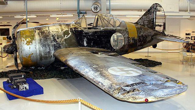 Lidmascaronīna kas pēc... Autors: DamnRiga WWII Pamesti, avarējuši, atrasti lidmašīnu vraki.