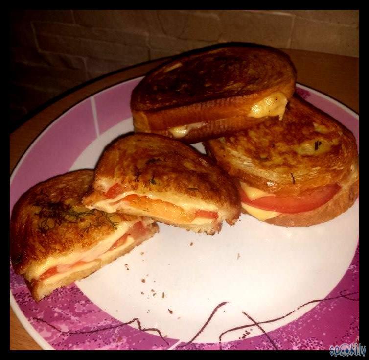 ārkārtīgi vienkārscaronās... Autors: Eguciiiite Citādākas karstmaizītes jeb Siera un tomātu sendvičs