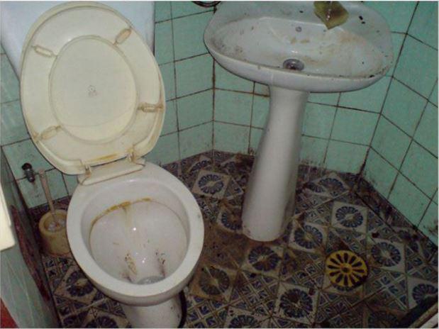 Gandrīz katra vannas istaba ir... Autors: me guusta Ielūkojies sliktākajās studentu kopmītnēs pasaulē!