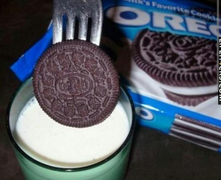 Ēdot oreo viņš iekriet pienā... Autors: TrakaisCepums007 Life Hacks #2