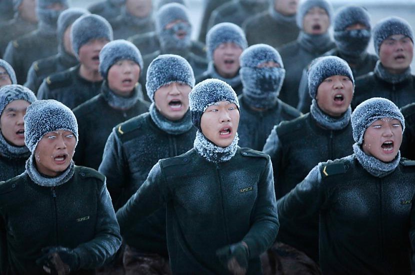 Apsarmojuscaronās sejas runā... Autors: Heroīns14 Ziemas karavīru stindzinošie treniņi Ķīnā
