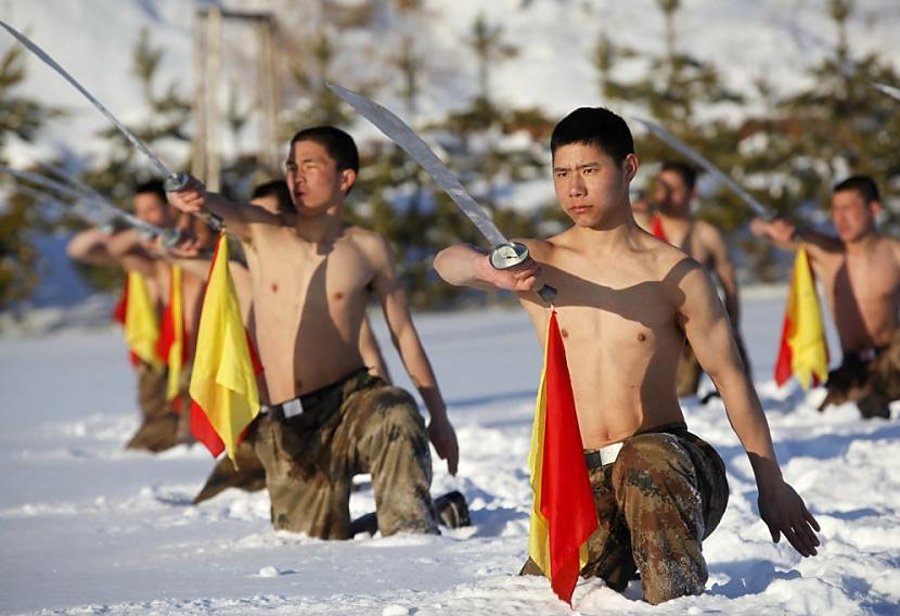Ķīnas valdība naudu... Autors: Heroīns14 Ziemas karavīru stindzinošie treniņi Ķīnā