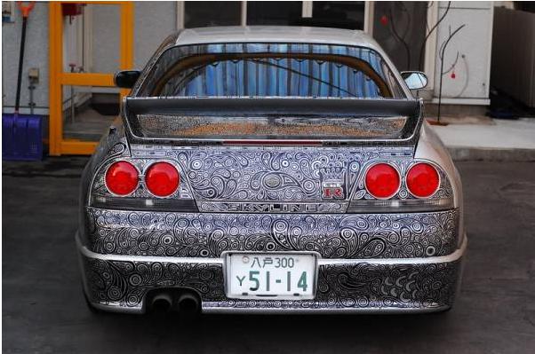  Autors: Fosilija Viņa pārkrāso drauga Nissan Skyline ar permanentu marķieri un šokē savu mīļoto.