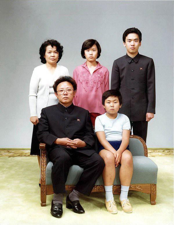 Kim Jongun Kopā ar tēvu... Autors: bombongs Valsts Vadītaju bildes, kad viņi vēl nebija Valsts vadītāji.