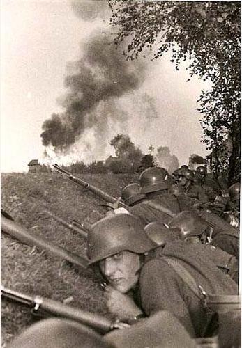 Vērmahta karavīri Polijā... Autors: KrisjanisOzols Samērā retas otrā pasaules kara bildes.