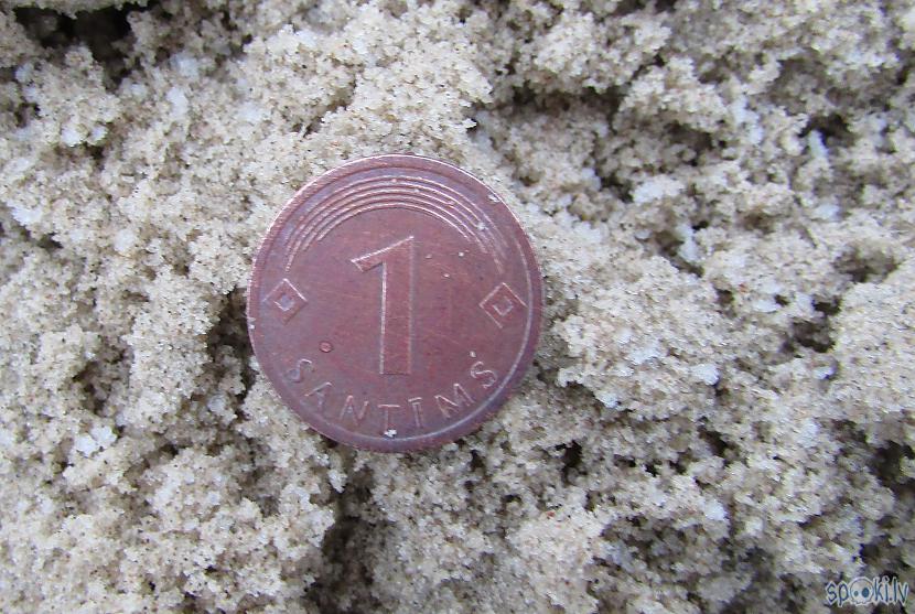 Pirmā monēta  1 santīms Autors: pyrathe Ar metāla detektoru pa pludmali (Dzintari 2016)
