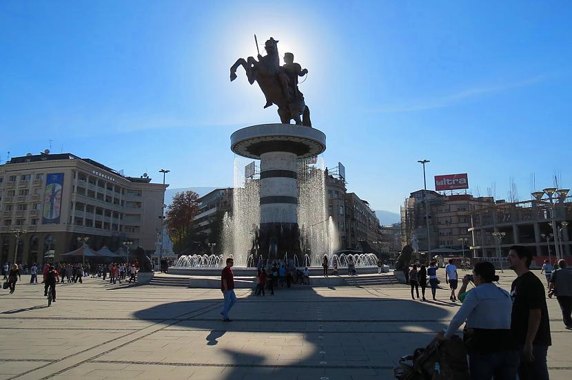 Pascaronā laukuma centrā ir... Autors: Pēteris Vēciņš Skopje - pilsēta ar ambīcijām (Maķedonijas ceļojuma 1. daļa).